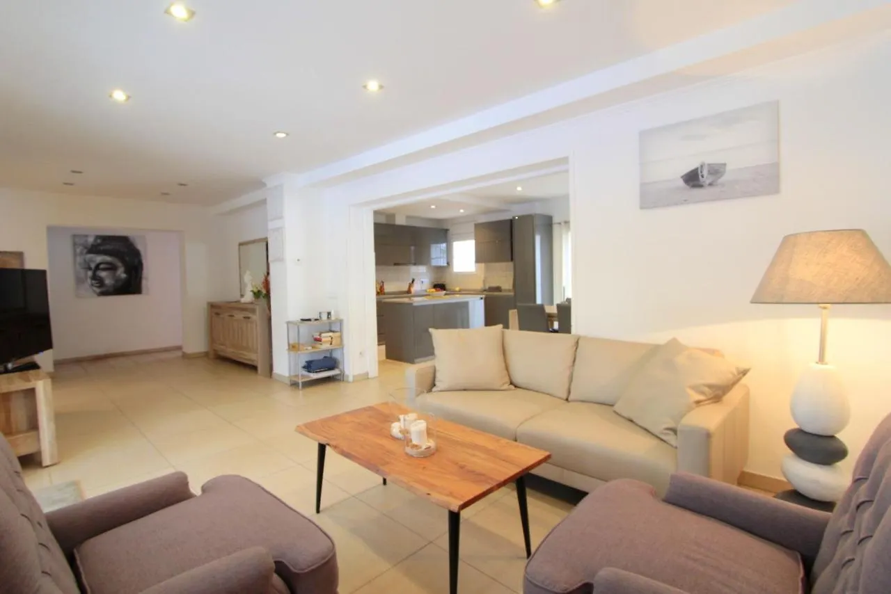 Villa Leon Inmo Alberes 172 - 10009 Empuriabrava