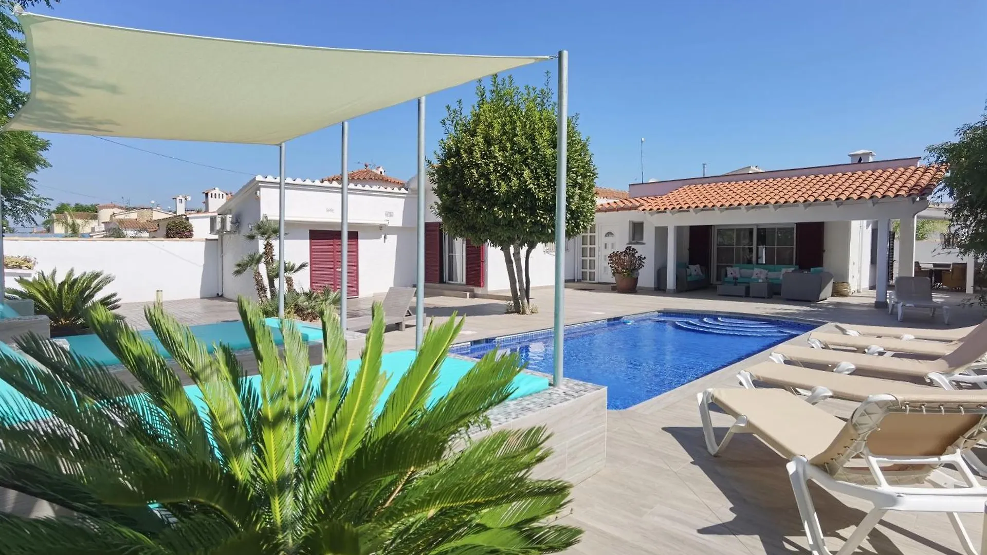 Villa Leon Inmo Alberes 172 - 10009 Empuriabrava