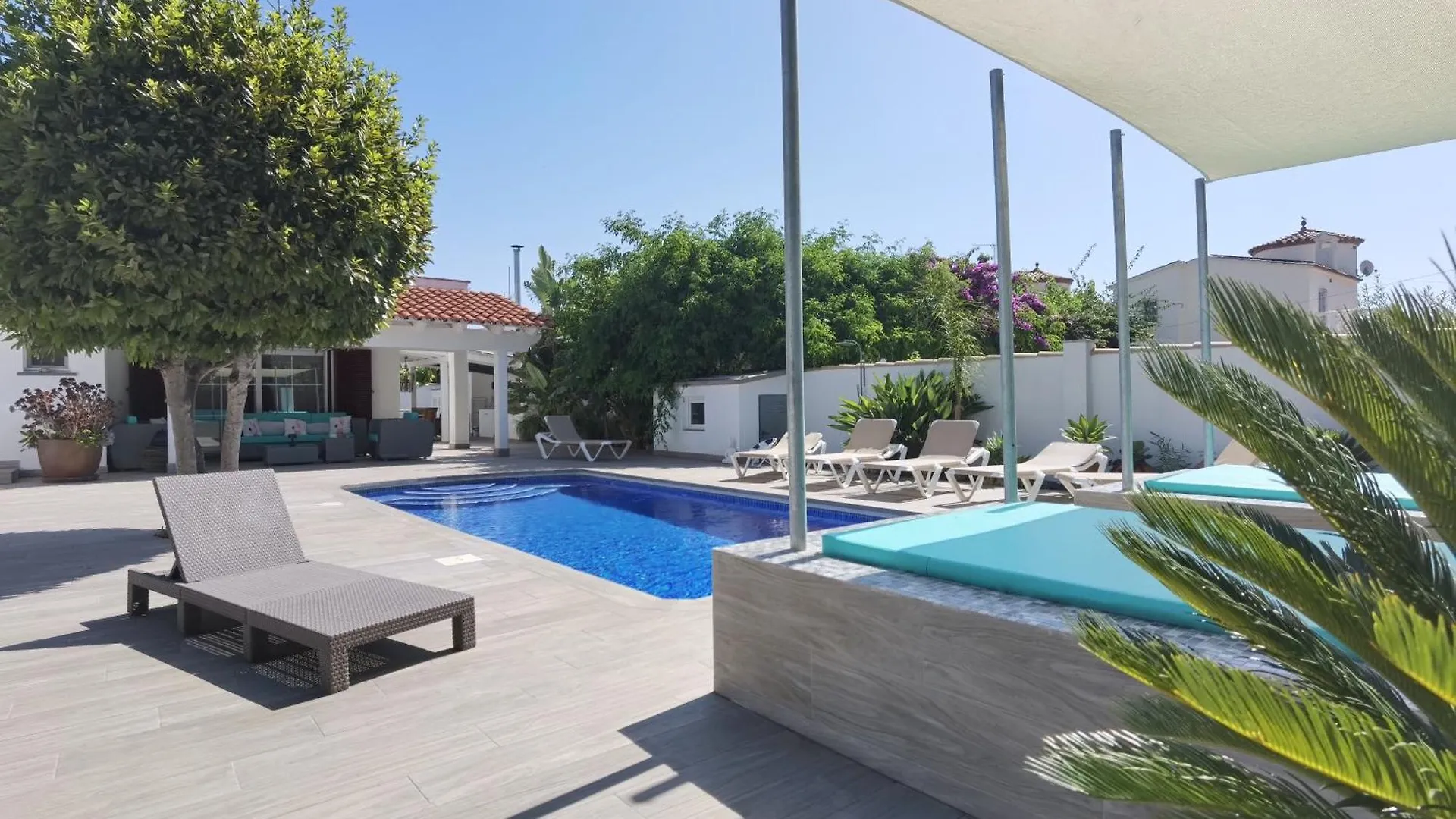 Villa Leon Inmo Alberes 172 - 10009 Empuriabrava Spanien