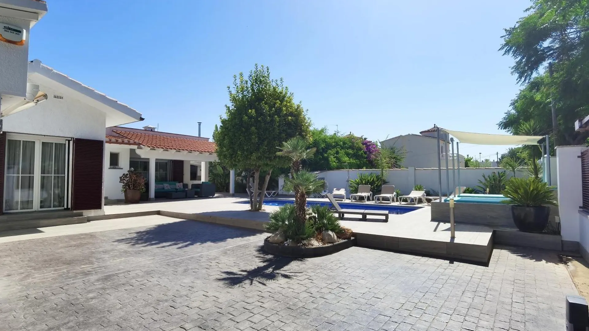 Villa Leon Inmo Alberes 172 - 10009 Empuriabrava Spanien